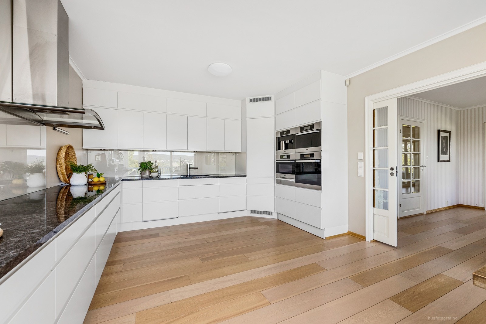 Stort kjøkken med tilgang til spisestue Galleribilde