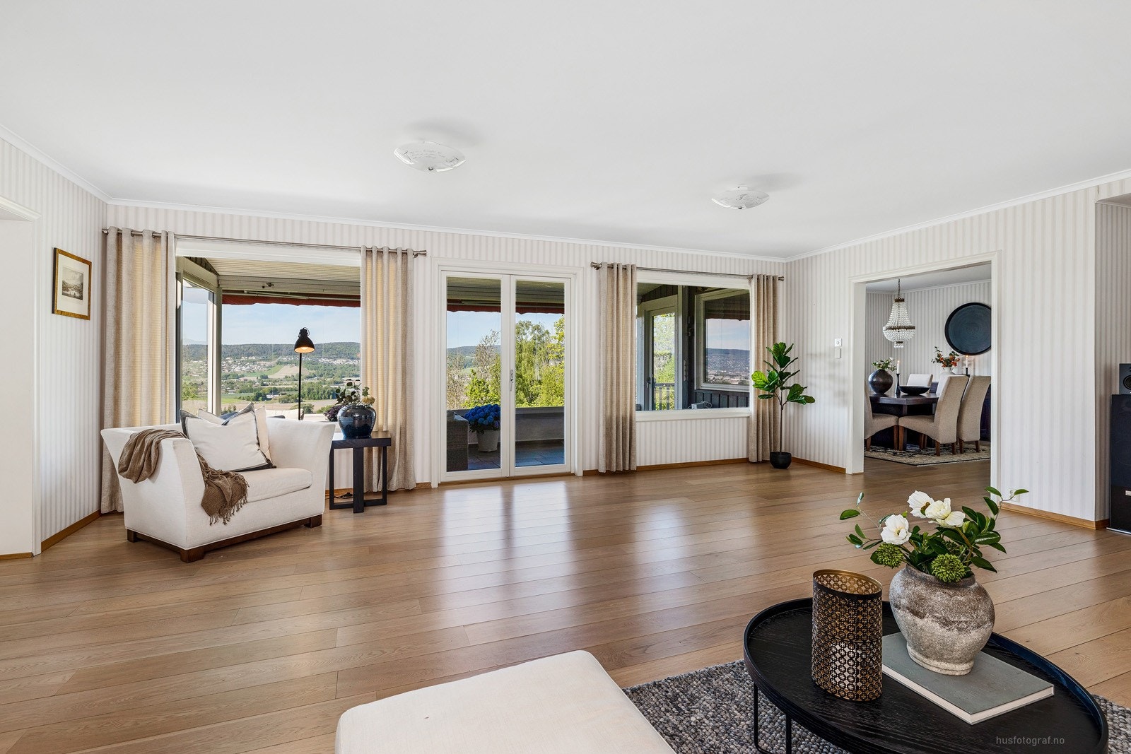 Stue som ligger med "stor stuen" og spisestue Galleribilde