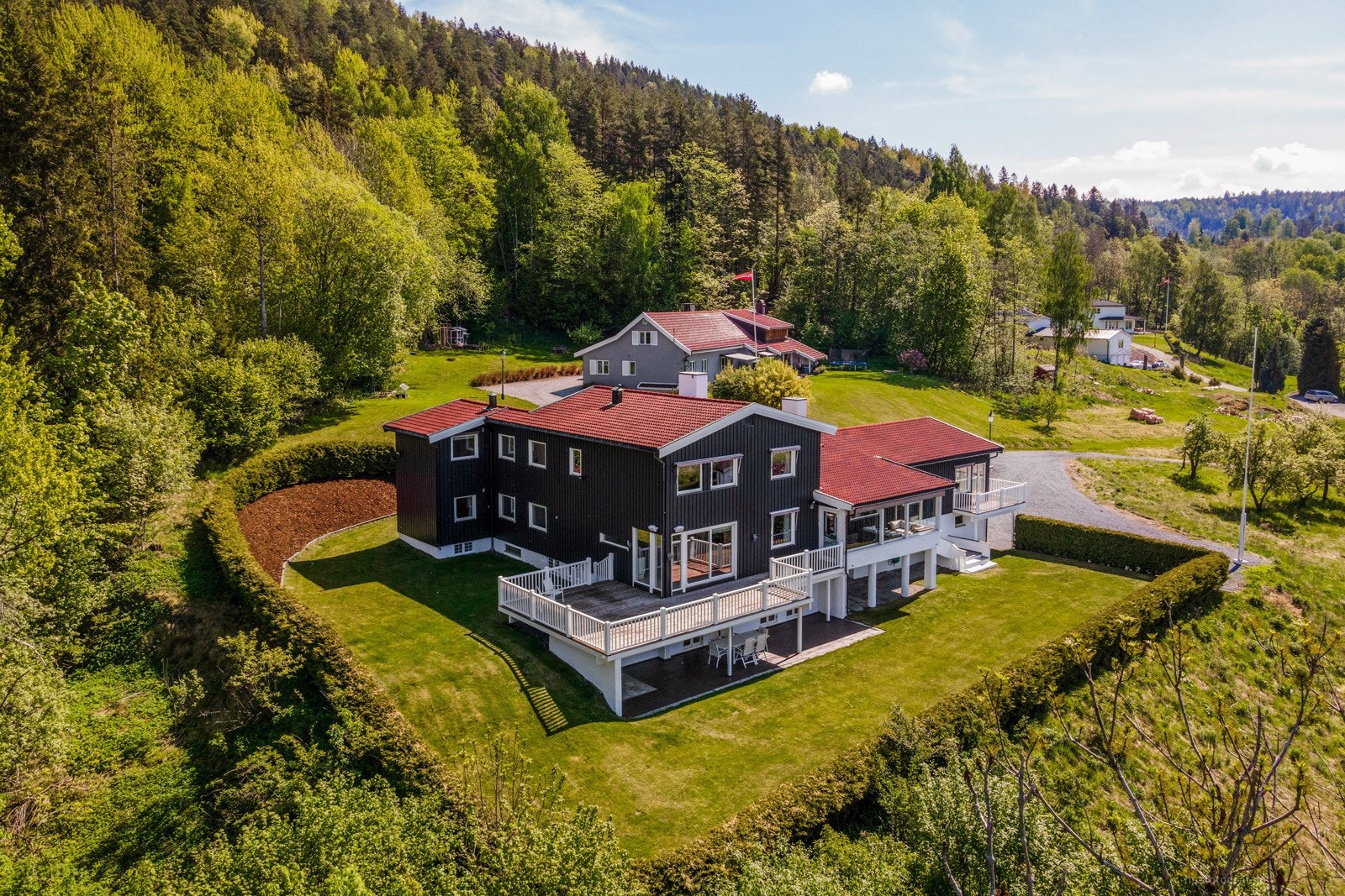 Stor og pent opparbeidet tomt Galleribilde