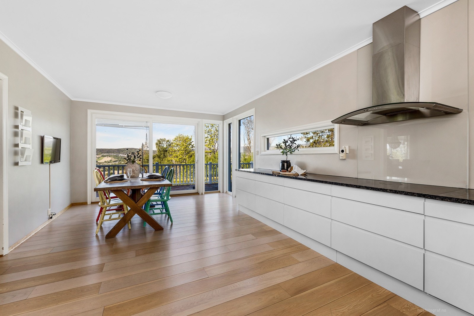 Flott kjøkken med mye skapplass Galleribilde