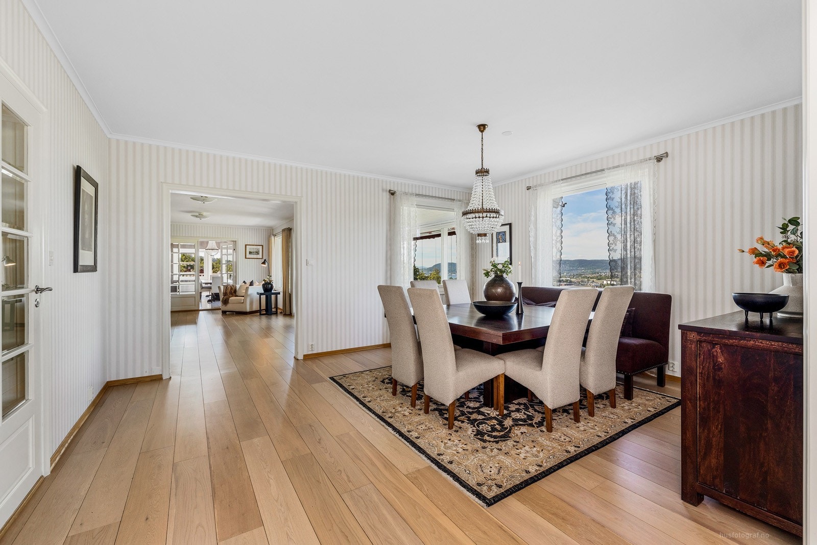 Spisestue med direkte tilgang fra kjøkken Galleribilde