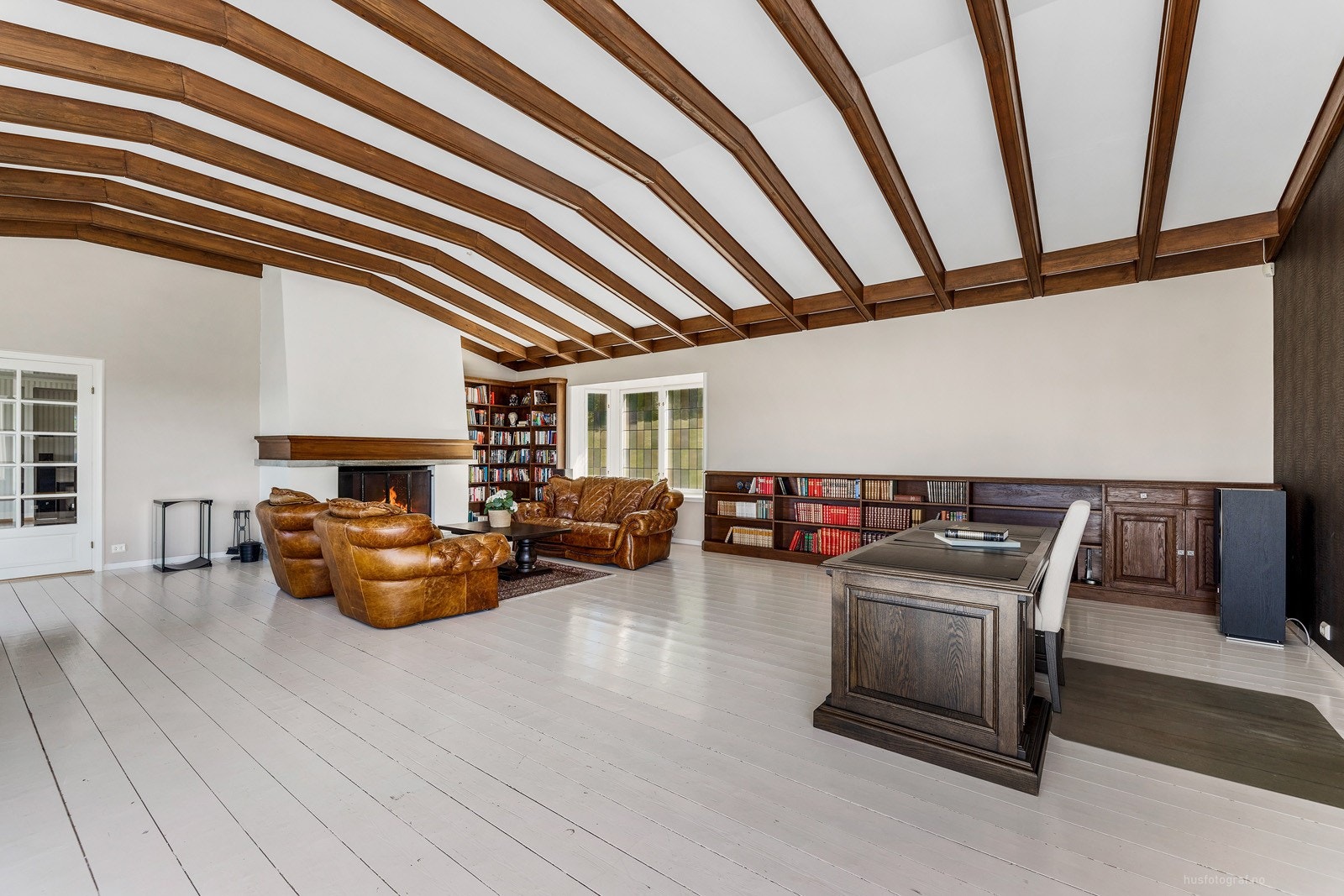 Stor peis i ende av rommet Galleribilde