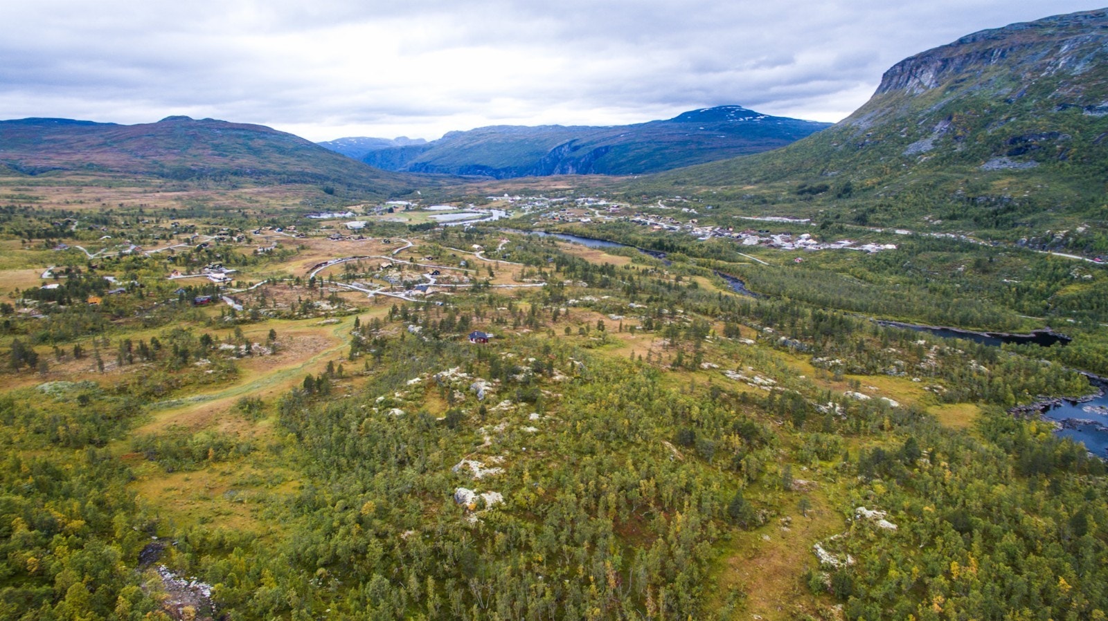 Hyttefelt sett fra drone før utbyggingsstart Galleribilde