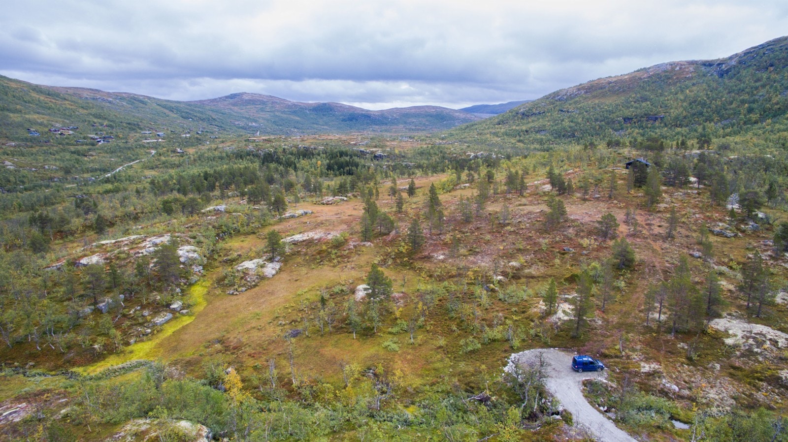 Hyttefelt sett fra drone før utbyggingsstart Galleribilde