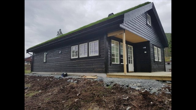 Berakupen med enkelfalset kledning og torvtak. Galleribilde