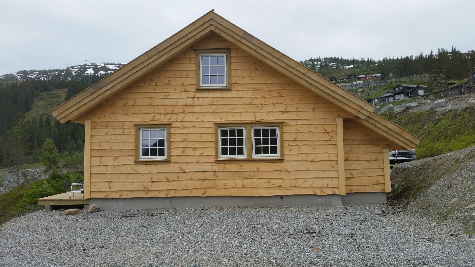 Berakupen oppført på Voss - med torvtak og villmarkskledning Galleribilde