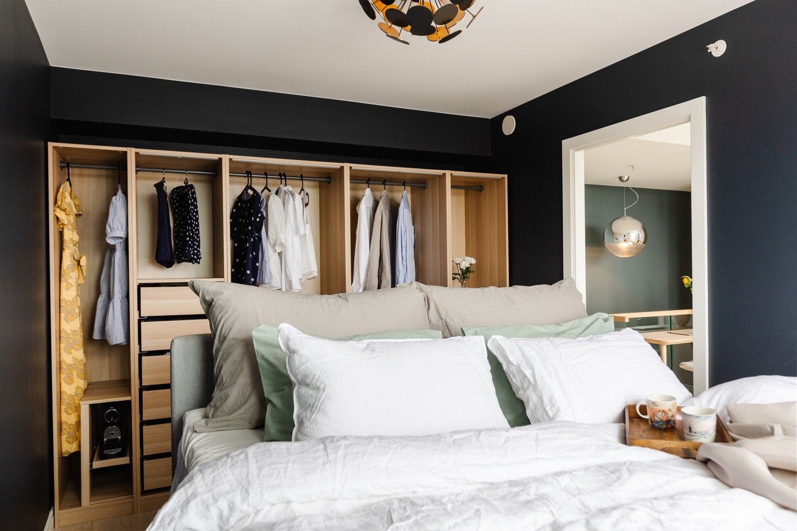 Rommet byr på mørke farger og en skikkelig hotellfølelse. Galleribilde