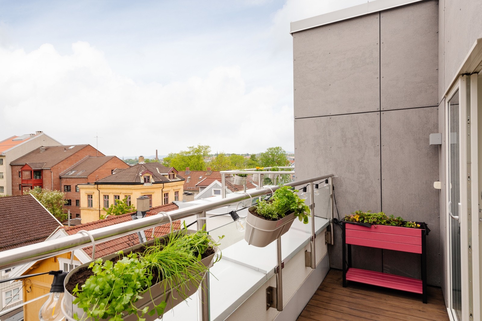 På terrassen har du et herlig utsyn, likevel skjermet for innsyn. Galleribilde