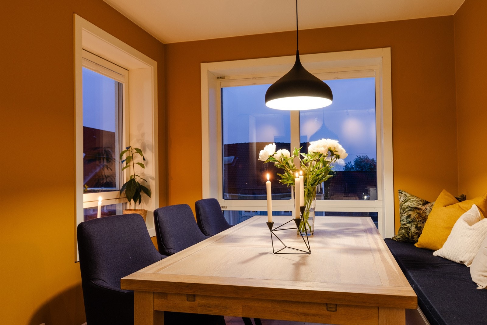 God plass til å invitere venner og familie over på sosiale lag. Galleribilde