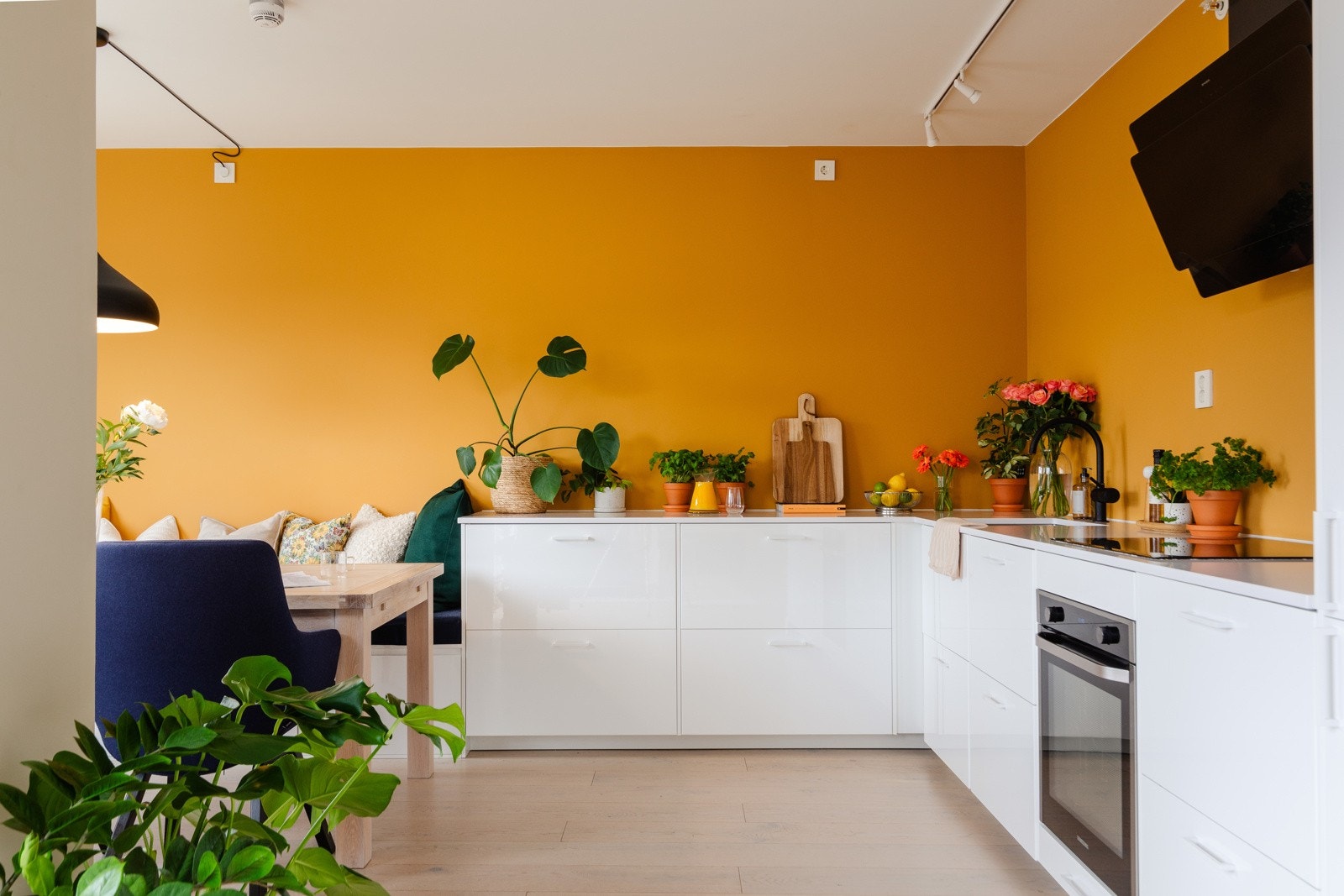 Stilrent kjøkken fra 2020 hvor det er godt med både skap- og benkeplass. Galleribilde