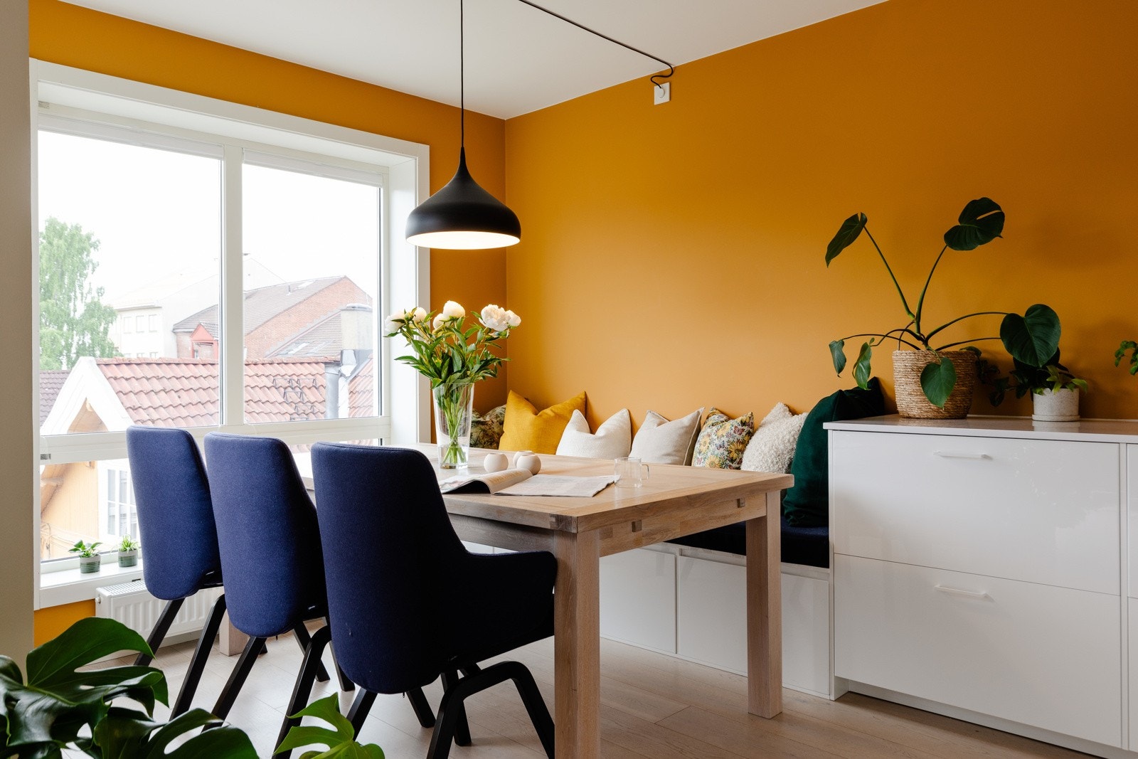 På kjøkkenet kan man kokkelere og samtidig være en del av det sosiale selskapet. Galleribilde