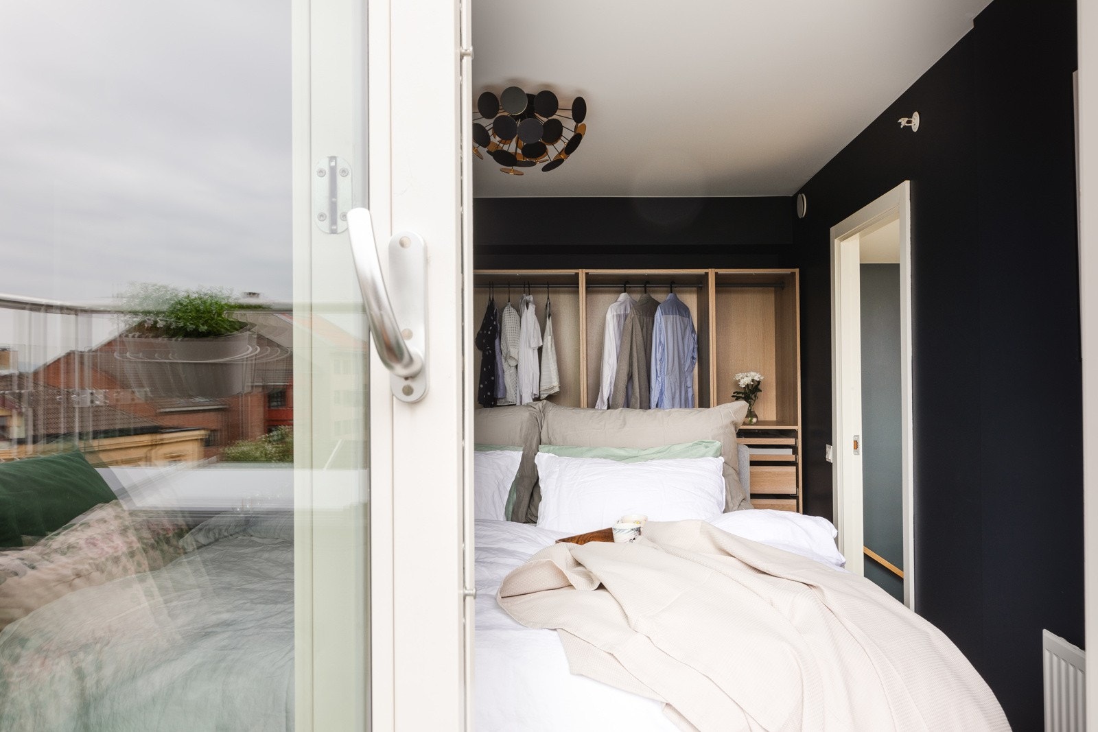 Utgang til leilighetens andre terrasse fra hovedsoverom. Galleribilde