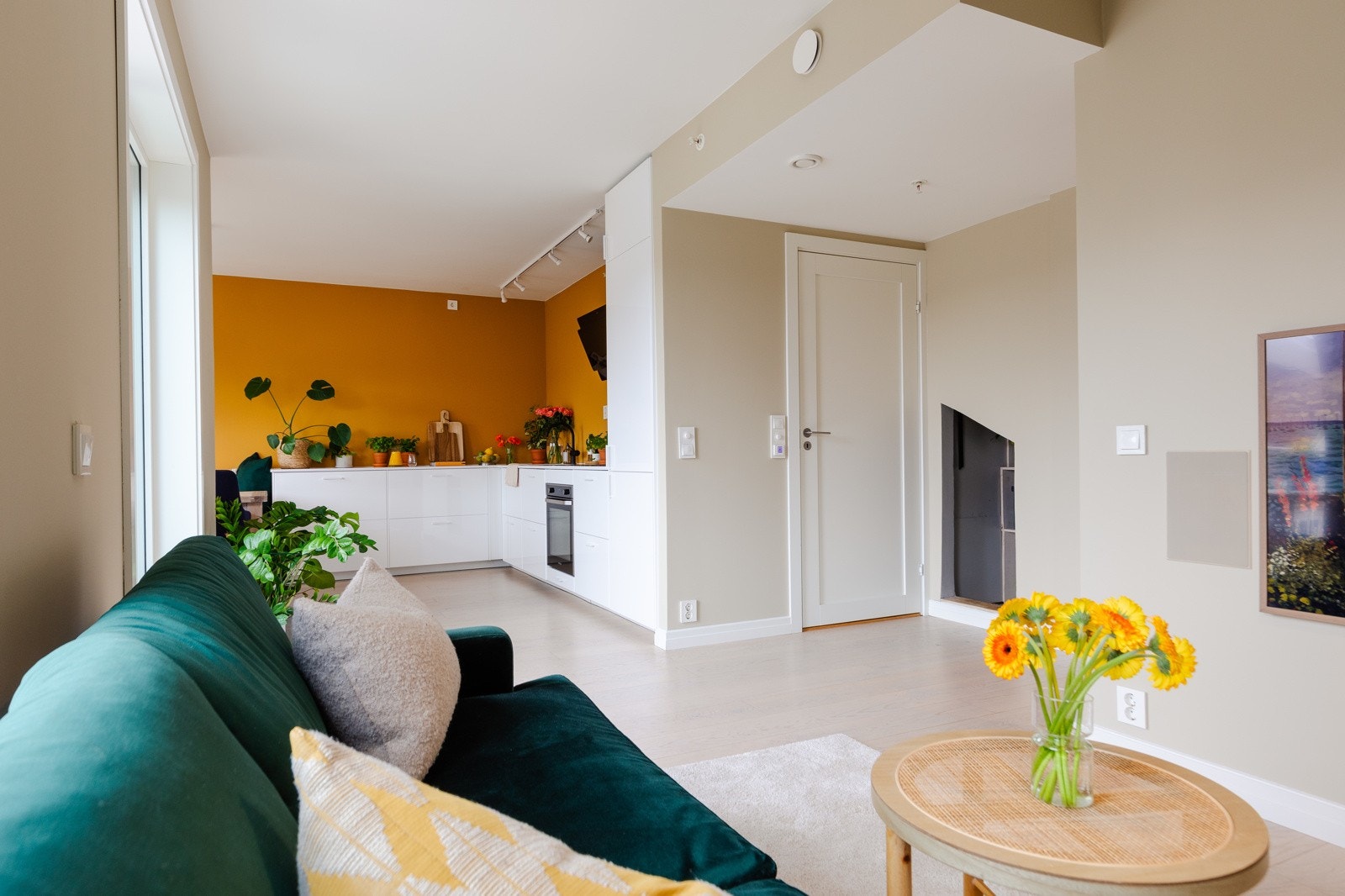 Leiligheten har en god planløsning med de sosiale rommene og bad i 4. etasje, og soverom i 5. etasje. Galleribilde