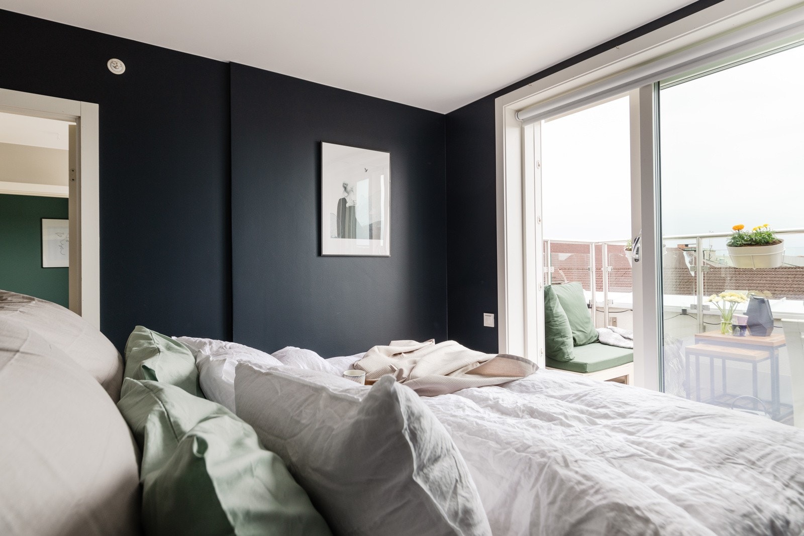 Her blir du vekket av naturlig lys nå rullgardinen går automatisk opp om morgenen. Galleribilde