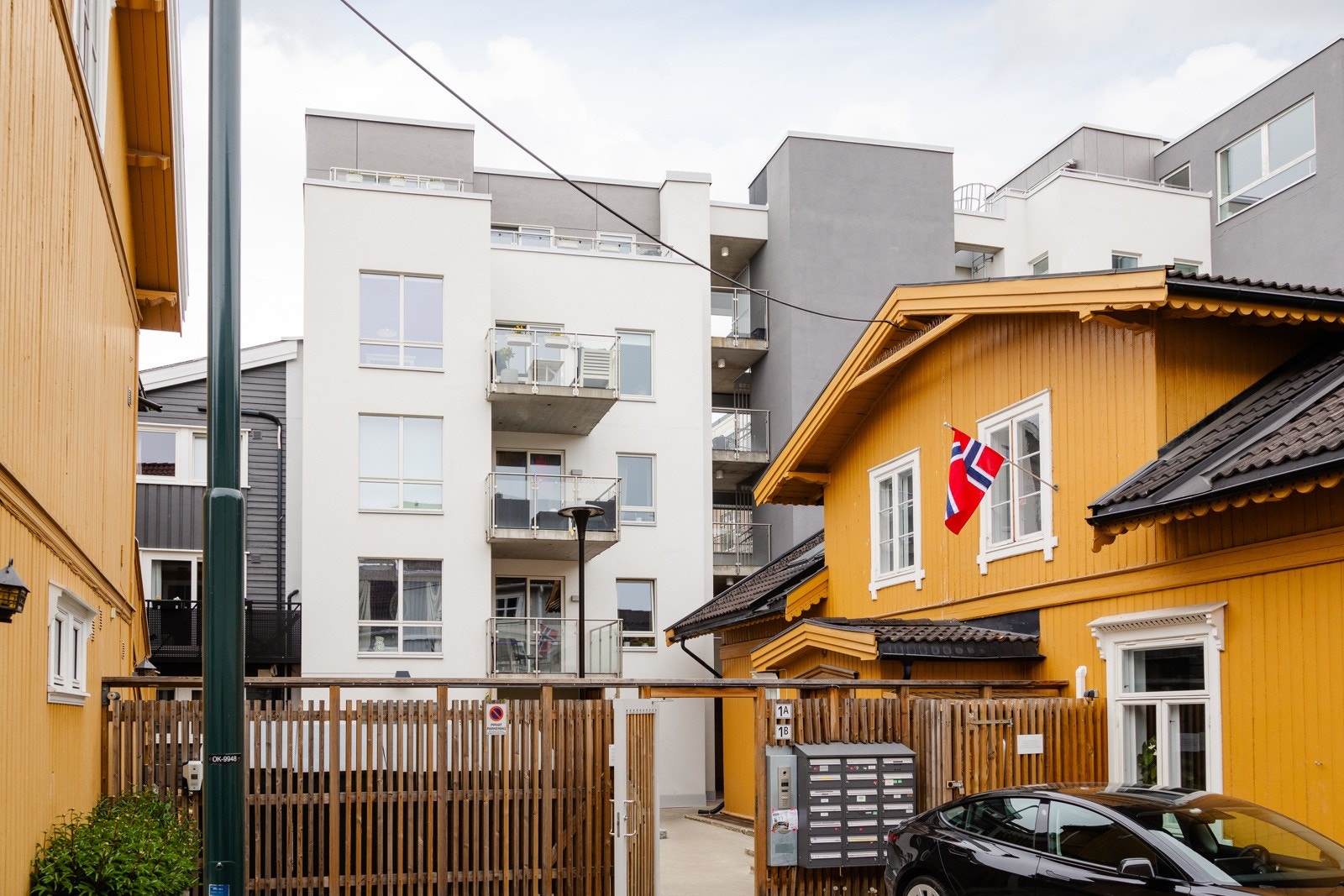 Leilighetens beliggenhet gjør at du bor tilbaketrukket til, og samtidig midt i smørøyet med alle tenkelige fasiliteter innen kort gangavstand. Galleribilde