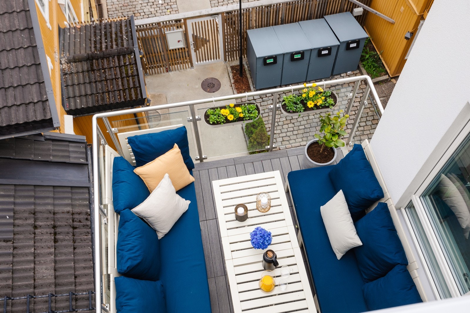 Leiligheten har én balkong og to takterrasser, hvor alle uteplasser er vendt mot sydvest. Galleribilde