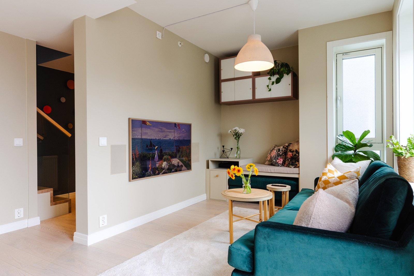 Sett fra stue inn mot gang/entré, og trapp opp til leilighetens andre plan. Galleribilde