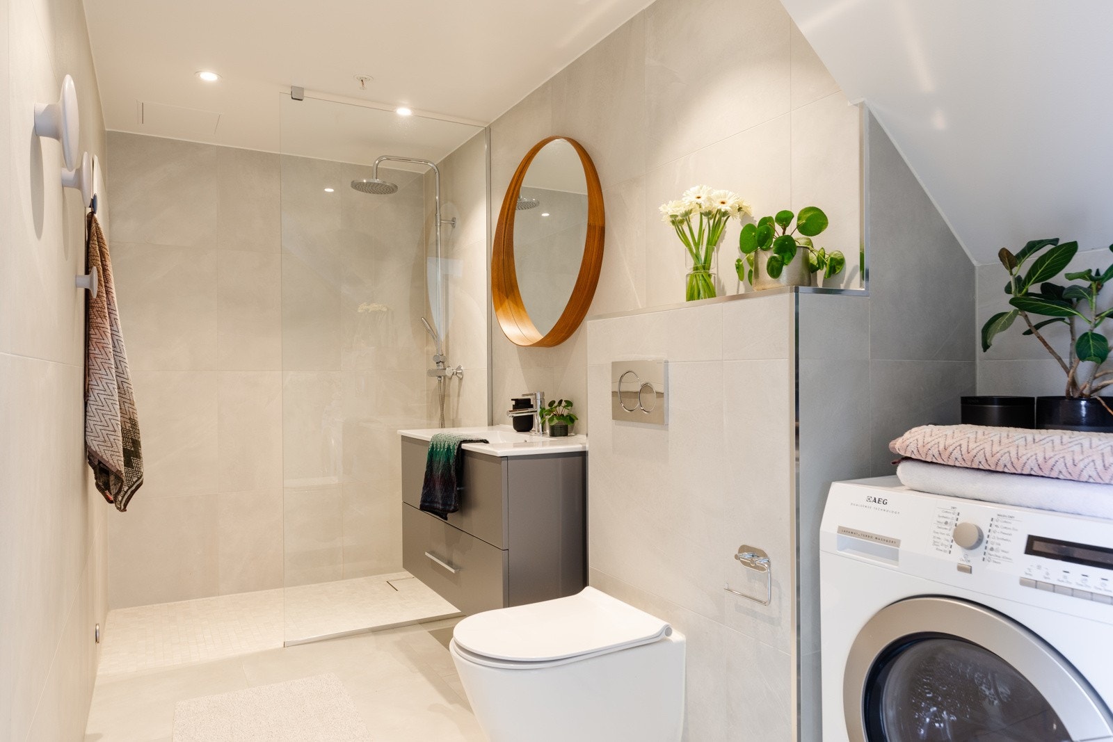 Leiligheten byr på et romslig og delikat bad fra 2018 med store 60x60 fliser. Varmekabler i gulv. Galleribilde