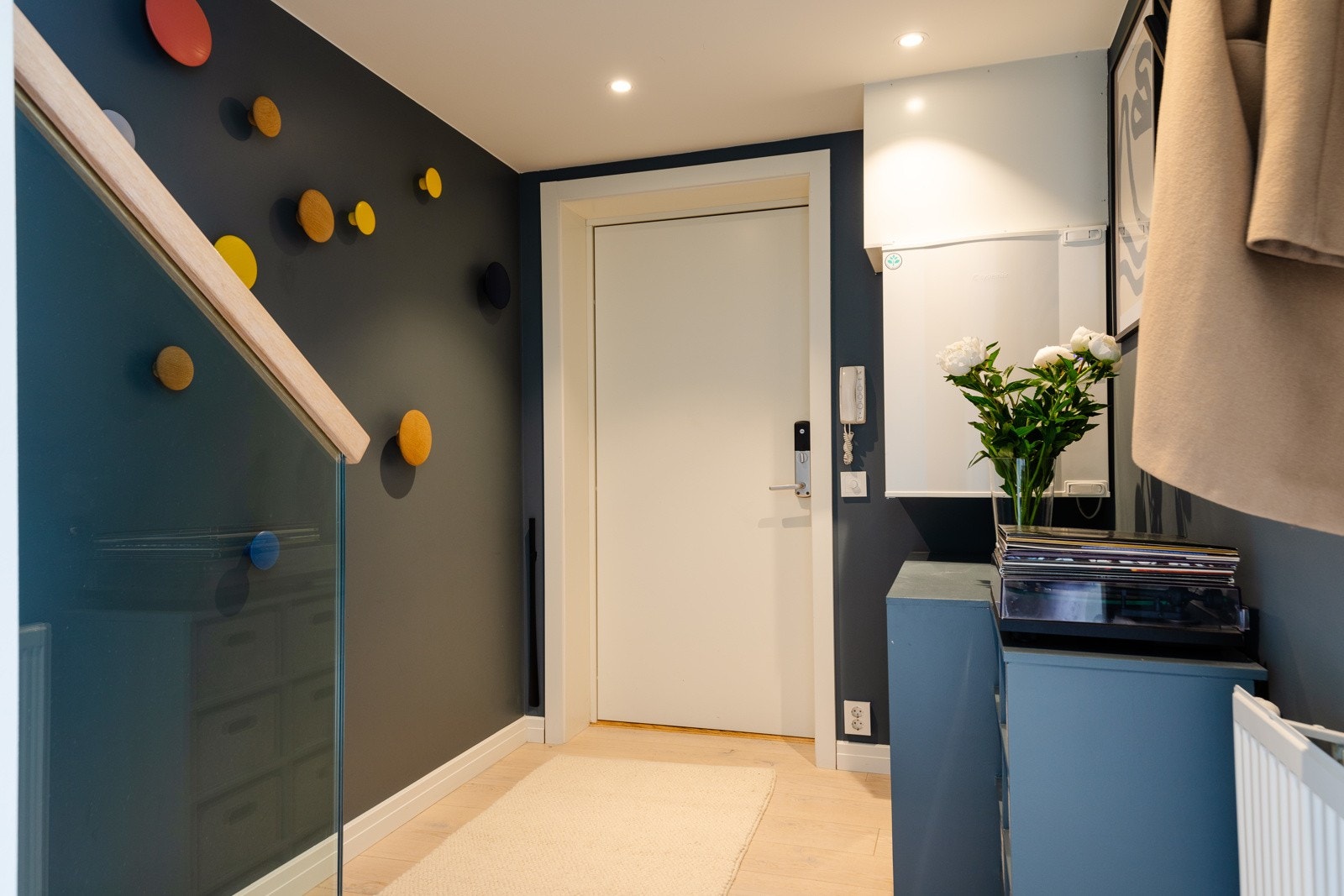 God plass med flere oppbevaringsmuligheter for yttertøy og sko i leilighetens entré/gang. Galleribilde