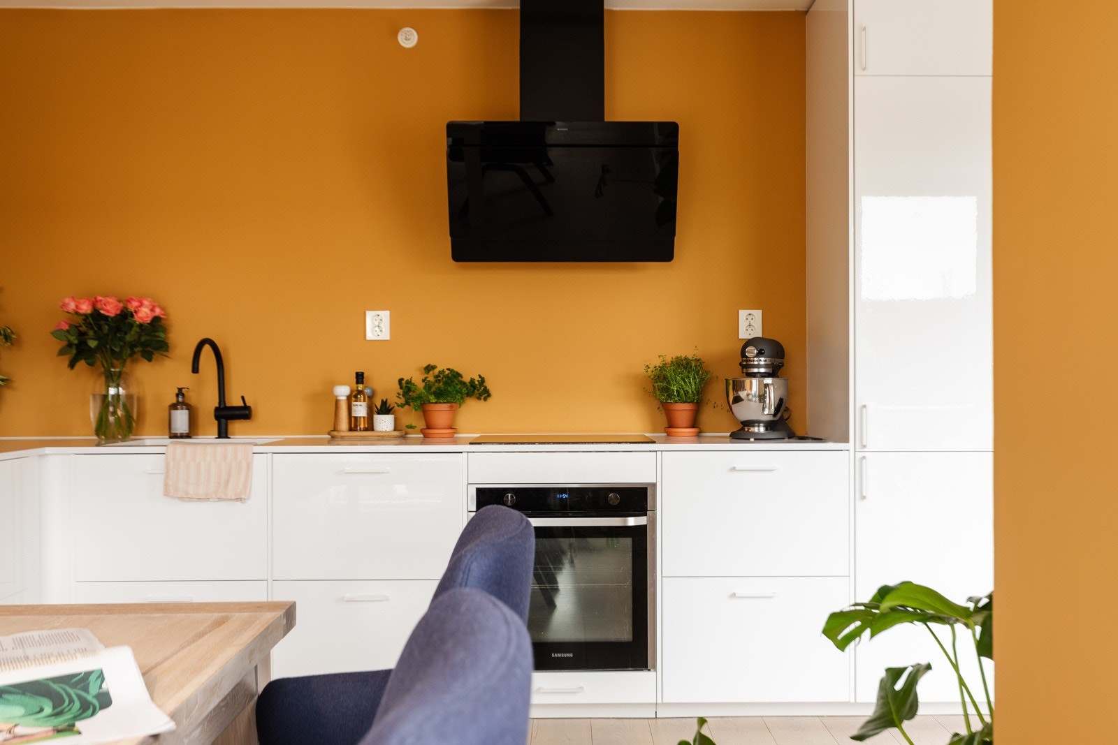 Kjøkkenet består av høyglans fronter og kompositt benkeplate. Galleribilde