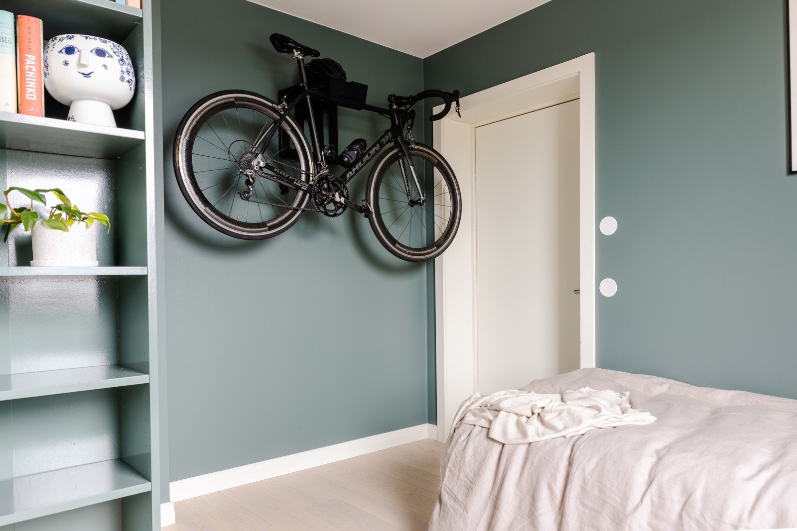 God plass for seng og ytterligere oppbevaringsmøblement. Galleribilde