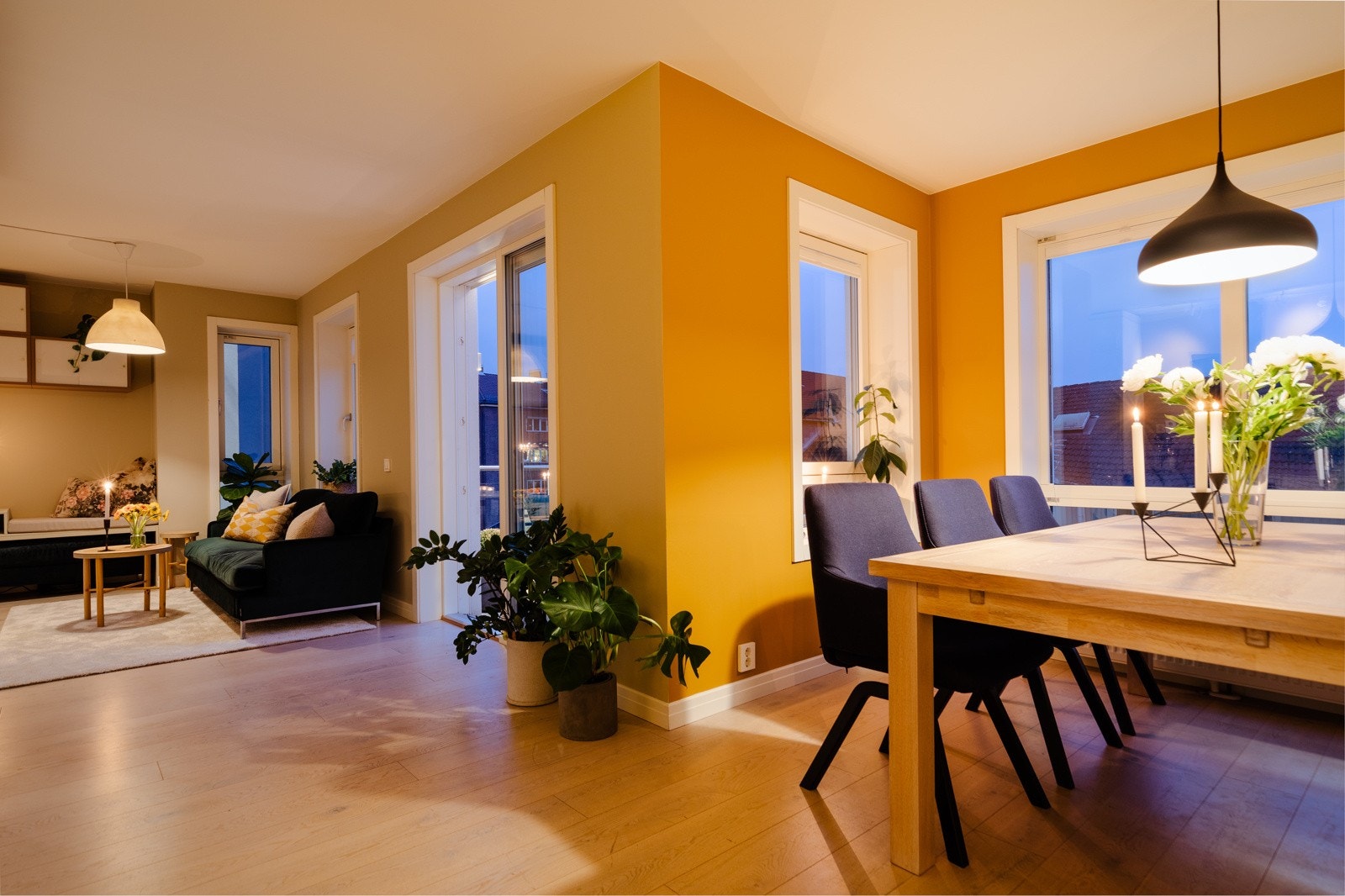 Leilighetens mange vindusflater sikrer godt med naturlig lysinnslipp. Galleribilde