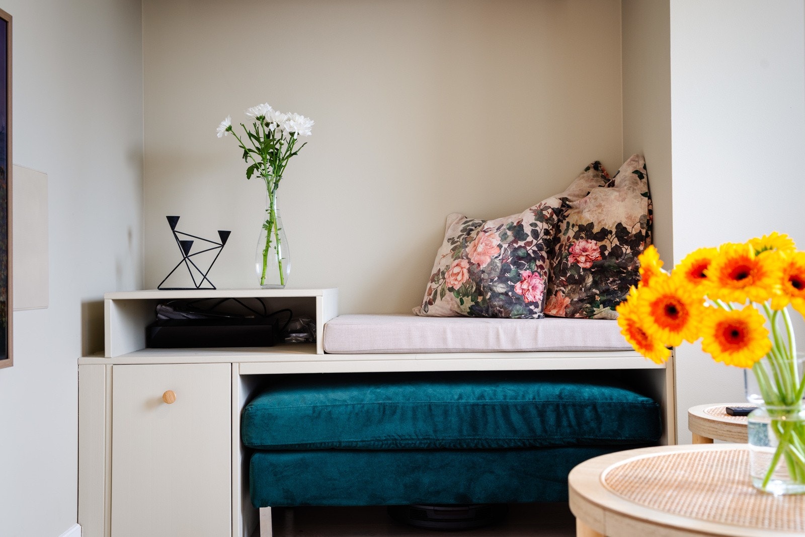 Smarte løsninger med en plassbygd sittebenk i stuen. Galleribilde