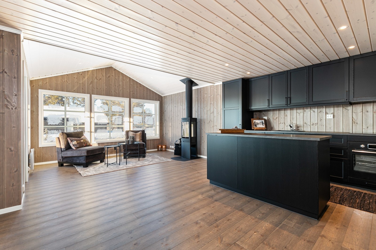 Vinkelutbygget gjør i tillegg at du fa•r en god og lun uteplass hvor du kan nyte utsikten til den norske fjellheimen. Galleribilde