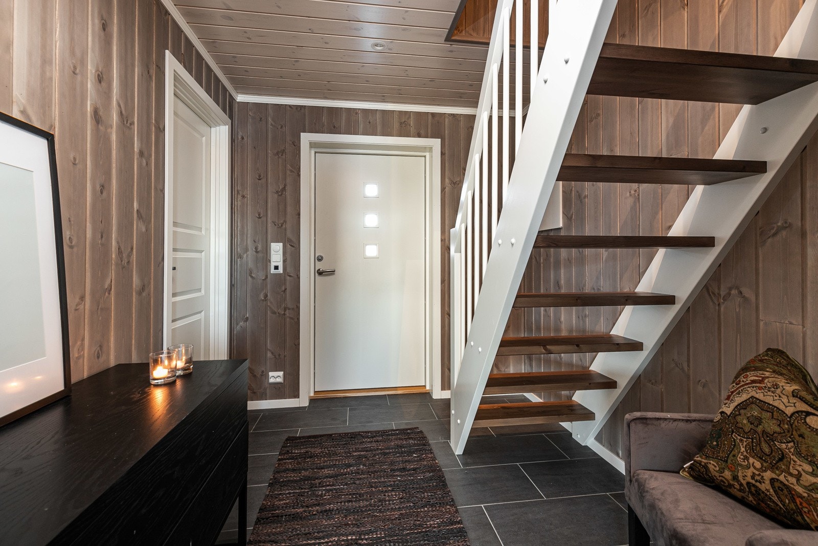 Entreen leveres med fliser med varme. Galleribilde