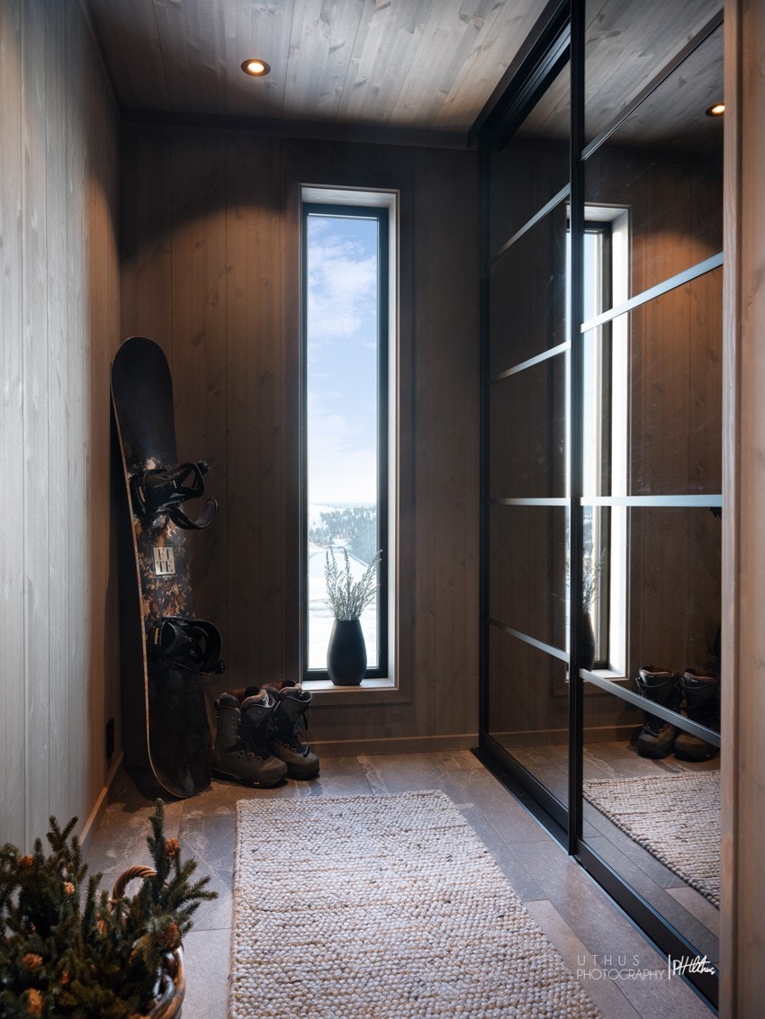 Egen del av hallen er innredet med skyvedørsgarderobe. Galleribilde
