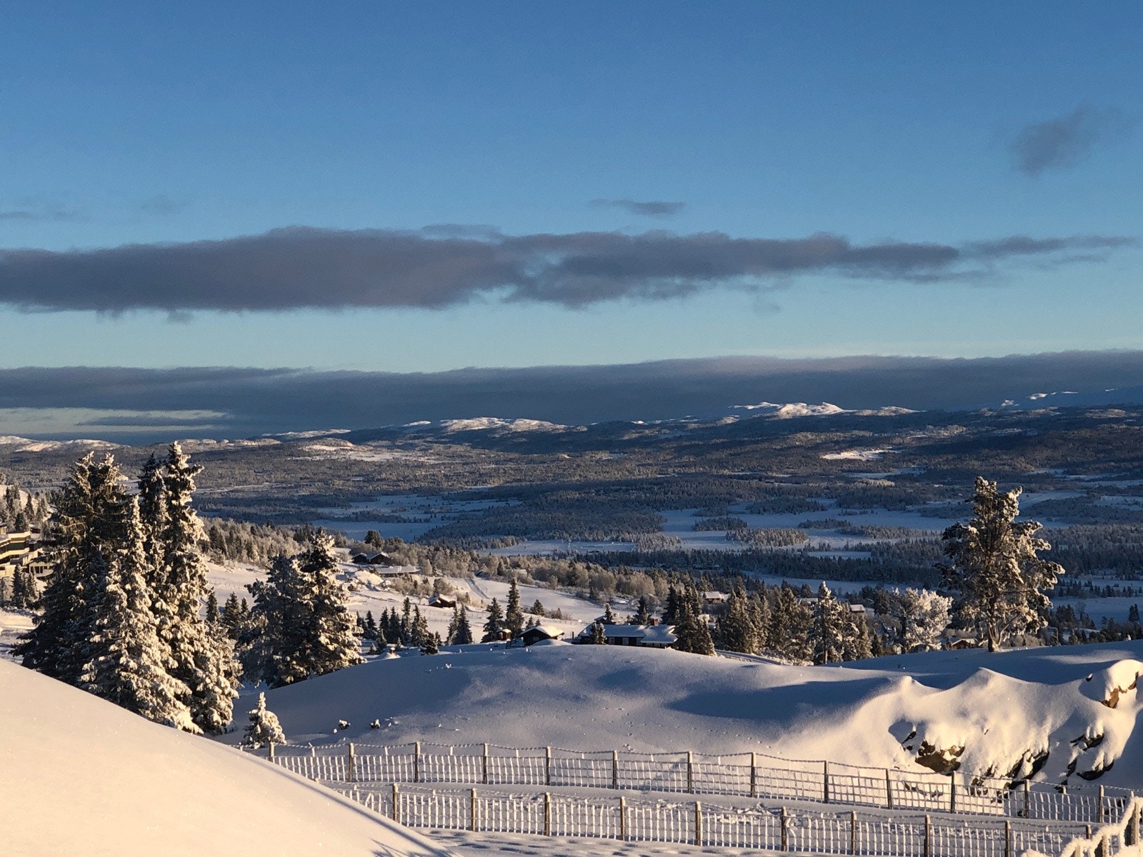 Hyttefeltet er plassert høyt i terrenget og har flott utsikt. Galleribilde