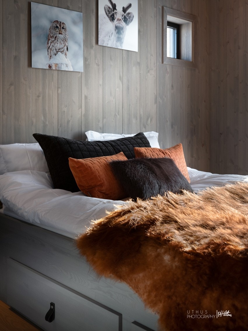 Soverommet har et stort vindu som vender ut mot utsikten. Galleribilde