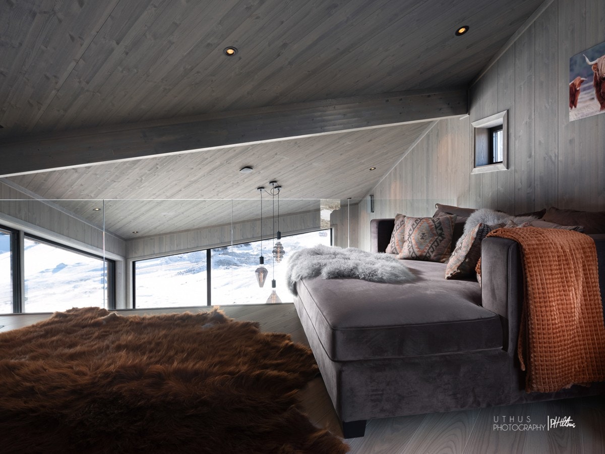 Glassrekkverket gjør at man får fin oversikt over stuen under. Galleribilde