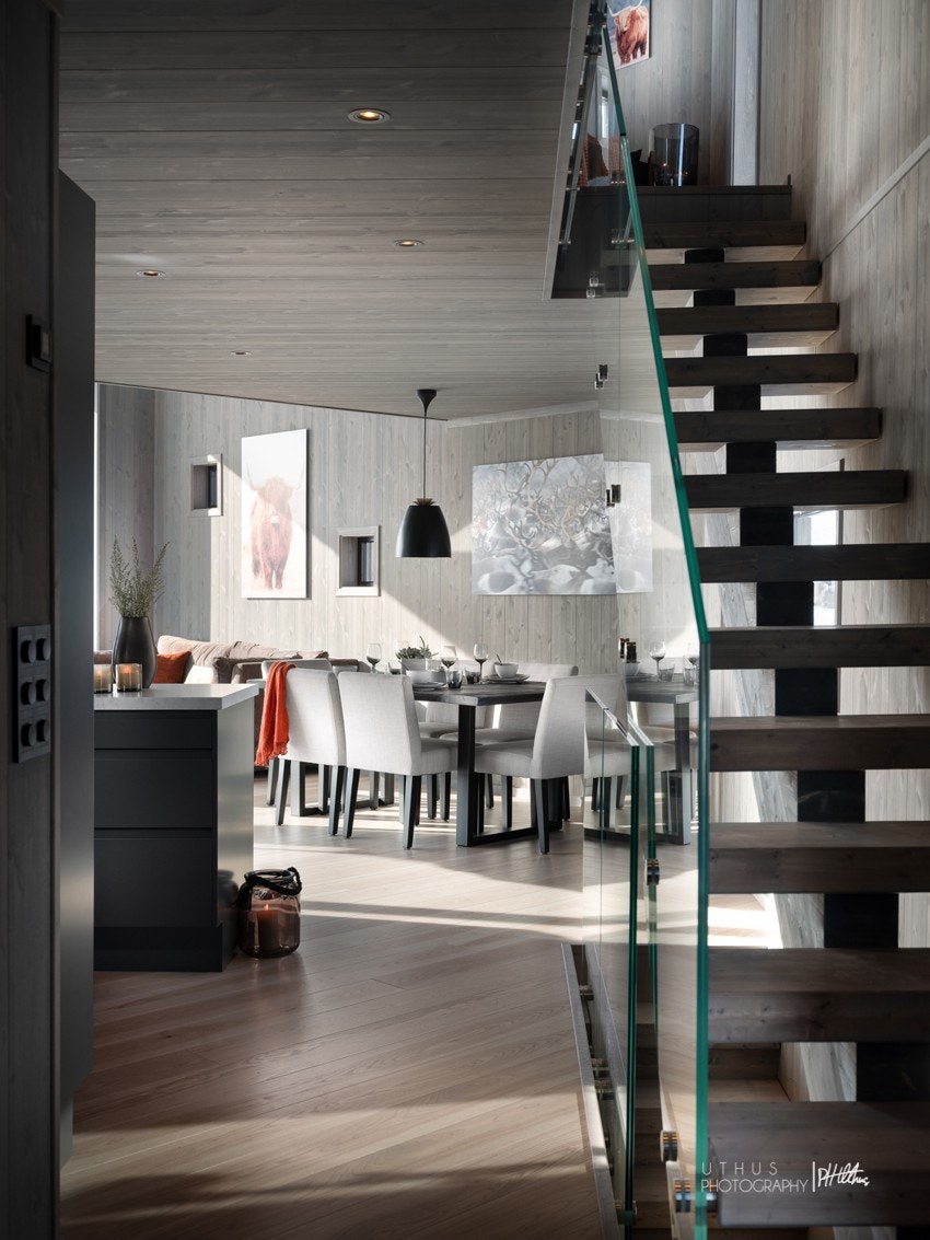 Fin trapp med glassrekkverk. Galleribilde