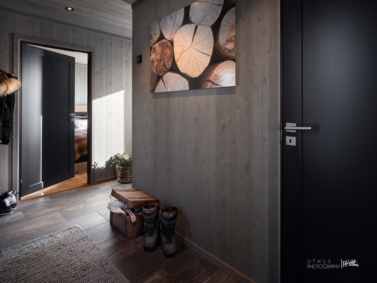 Stor, flislagt hall med god plass til klesoppbevaring. Galleribilde