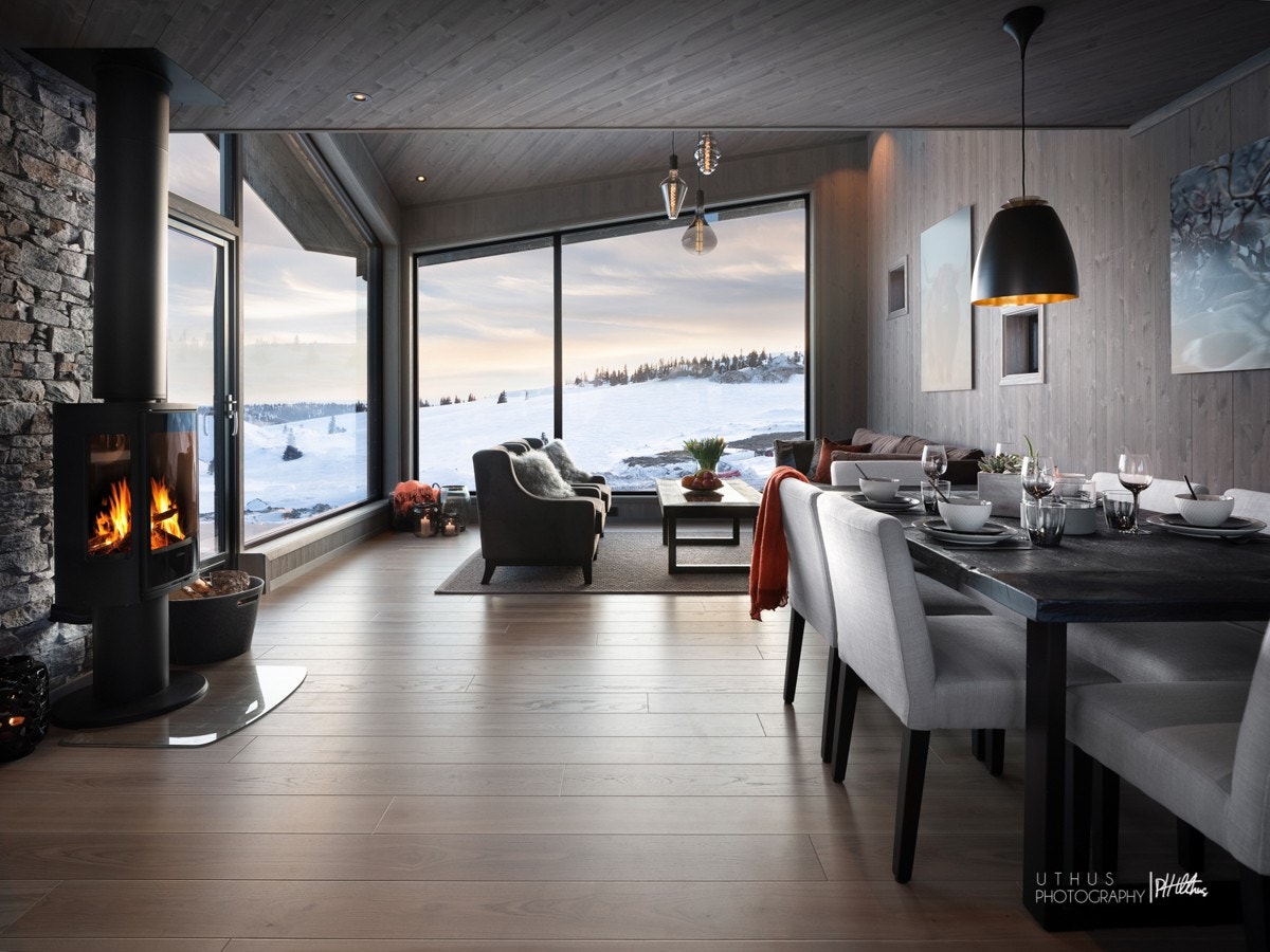 De enorme vinduene gjør at man nærmest får naturen inn i stuen. Galleribilde