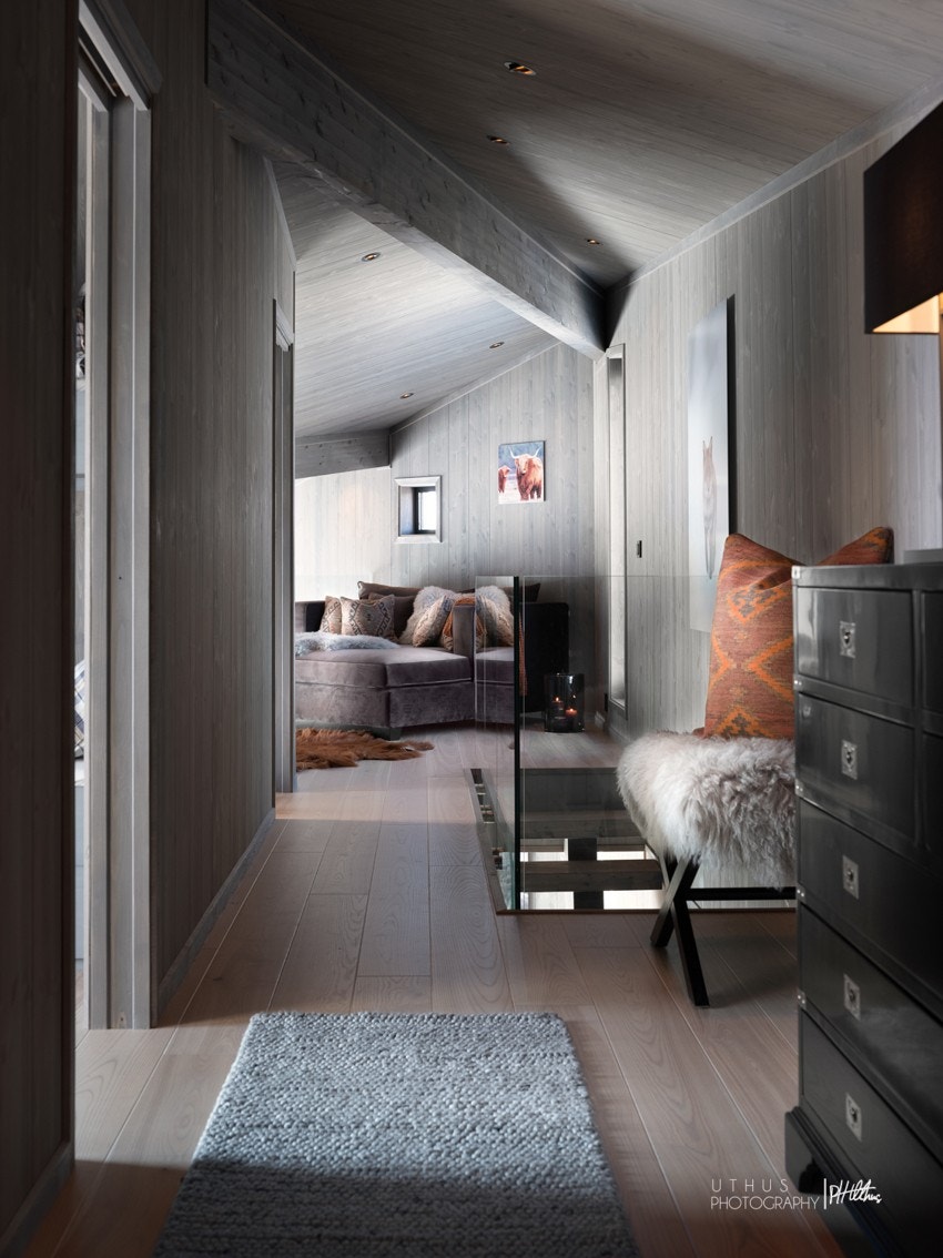 Lys og fin gang mellom hemsen og de øvrige rommene i andre etasje. Galleribilde