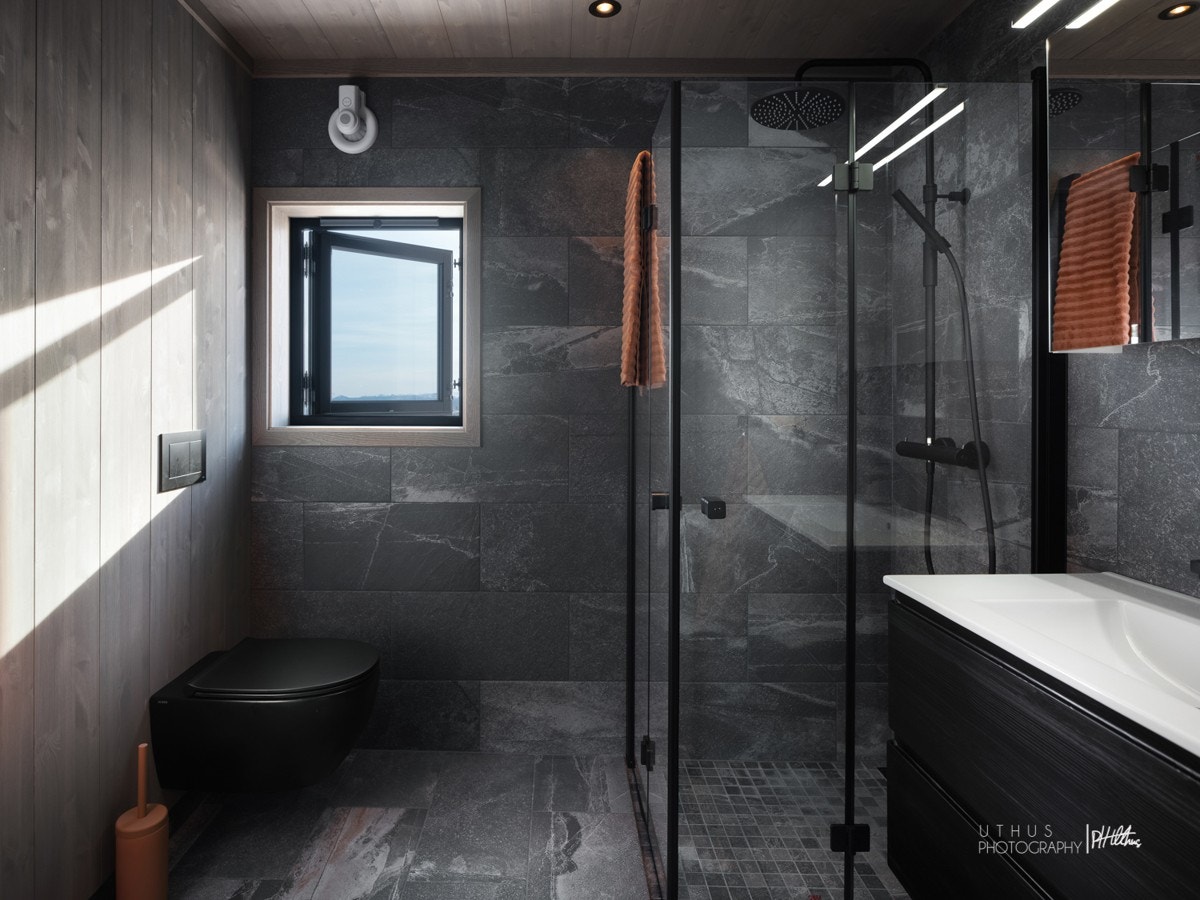 Hovedbad med påkostede fliser og innredninger. Galleribilde