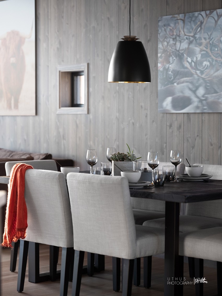 Hyggelig plass til spisestue mellom kjøkken og stue. Galleribilde