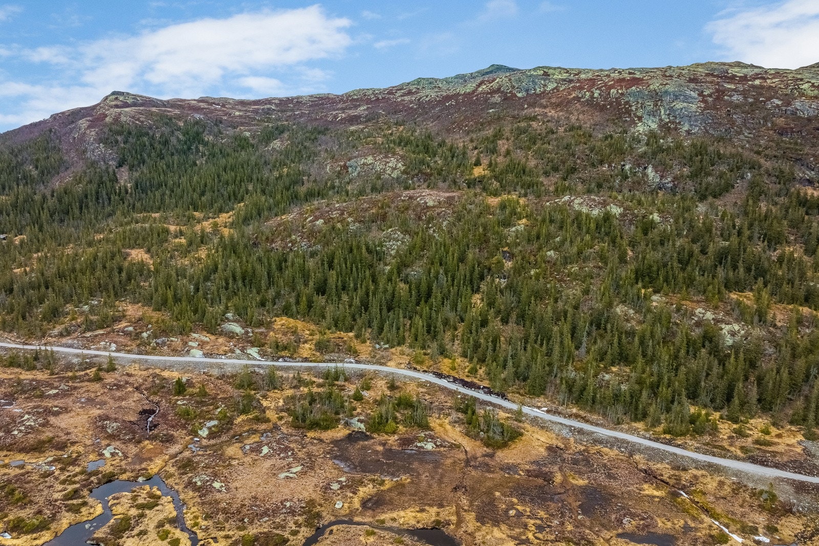 Dronefoto av Sløkjedalen hyttegrend per mai 2022 Galleribilde