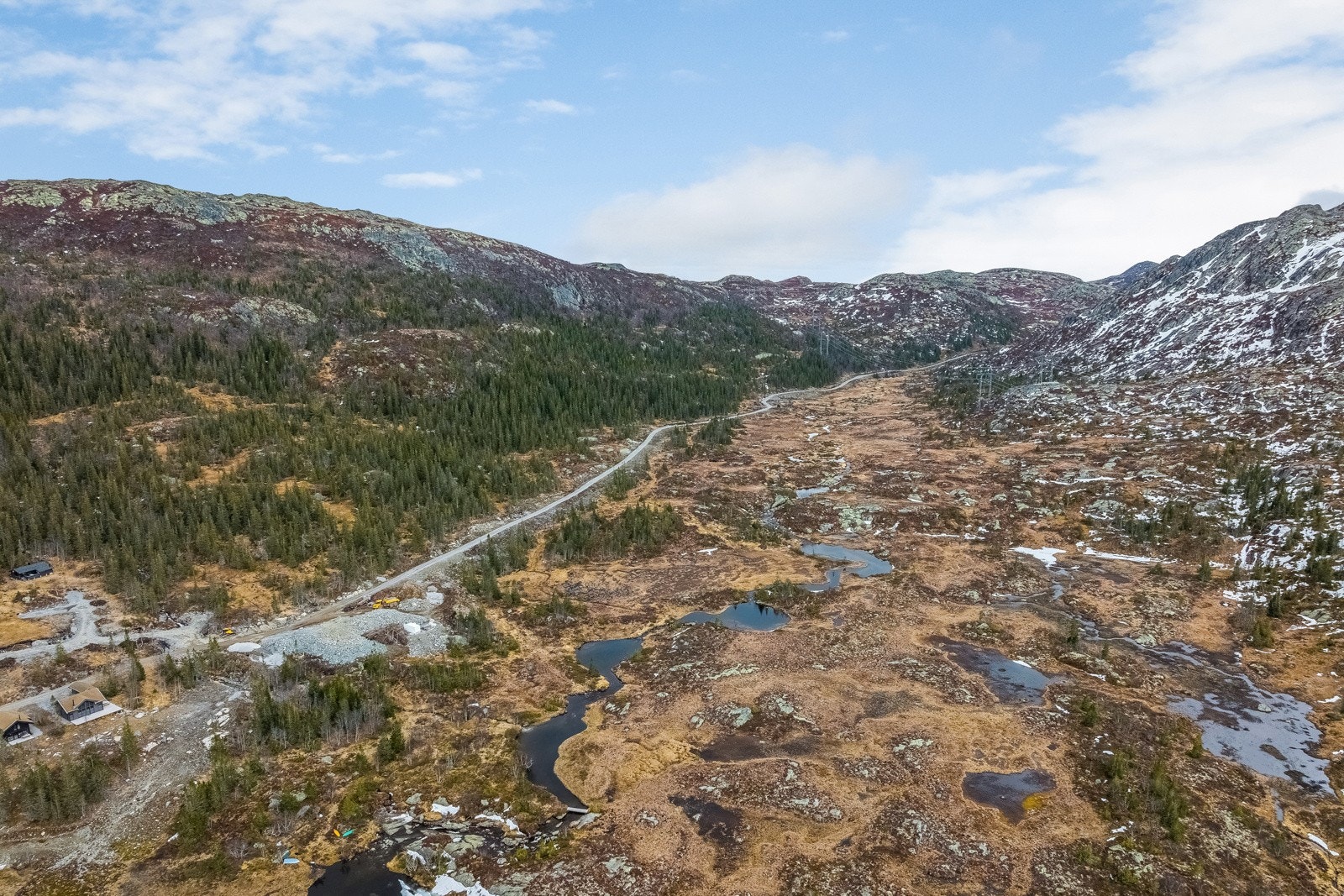Dronefoto av Sløkjedalen hyttegrend per mai 2022 Galleribilde