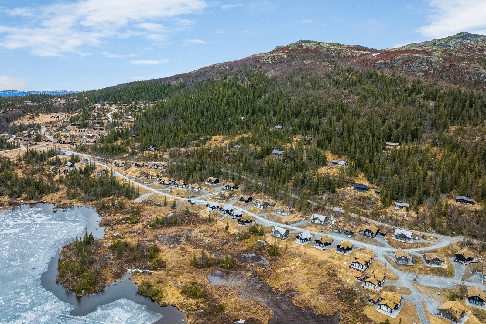 Dronefoto av Sløkjedalen hyttegrend per mai 2022 Galleribilde