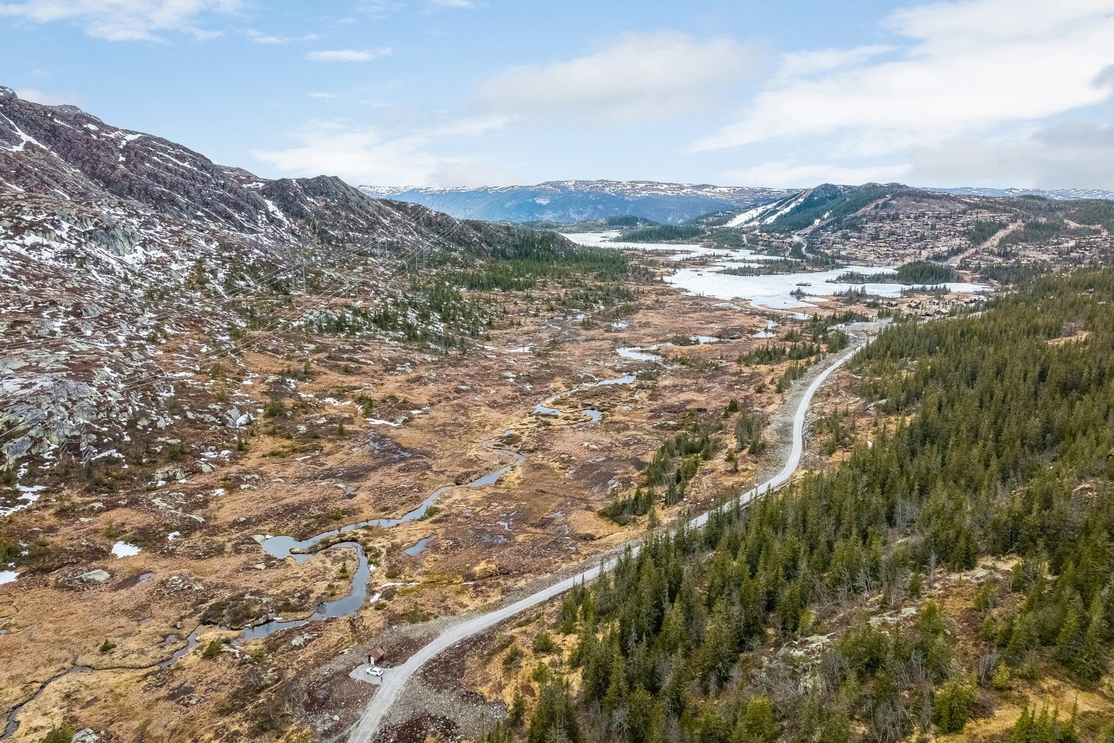 Dronefoto av Sløkjedalen hyttegrend per mai 2022 Galleribilde