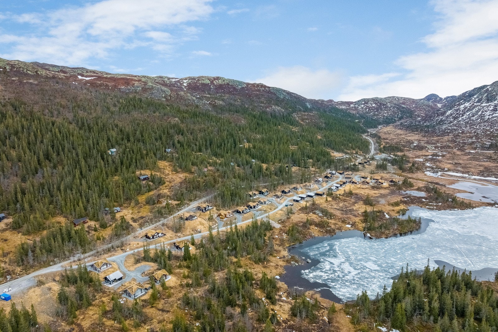 Dronefoto av Sløkjedalen hyttegrend per mai 2022 Galleribilde