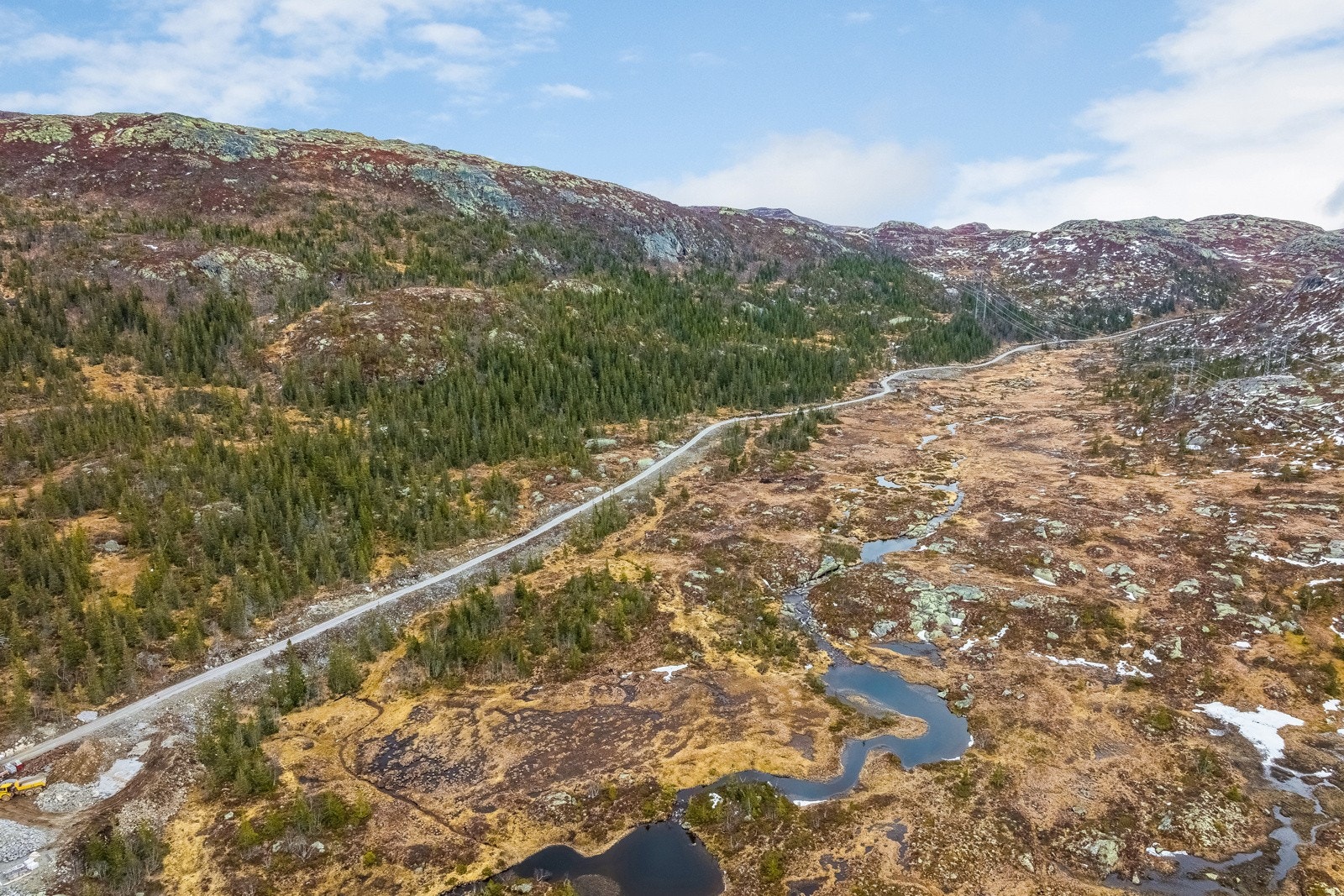 Dronefoto av Sløkjedalen hyttegrend per mai 2022 Galleribilde