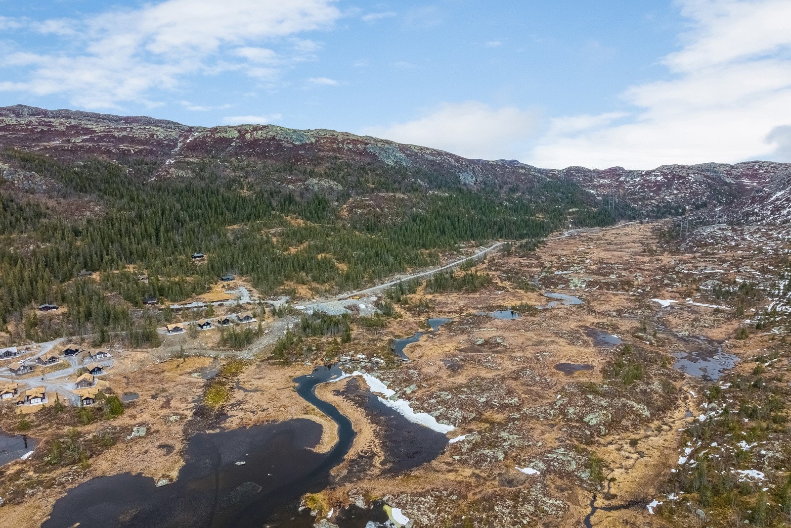 Dronefoto av Sløkjedalen hyttegrend per mai 2022 Galleribilde