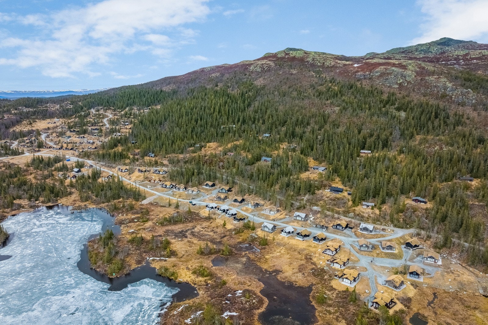 Dronefoto av Sløkjedalen hyttegrend per mai 2022 Galleribilde