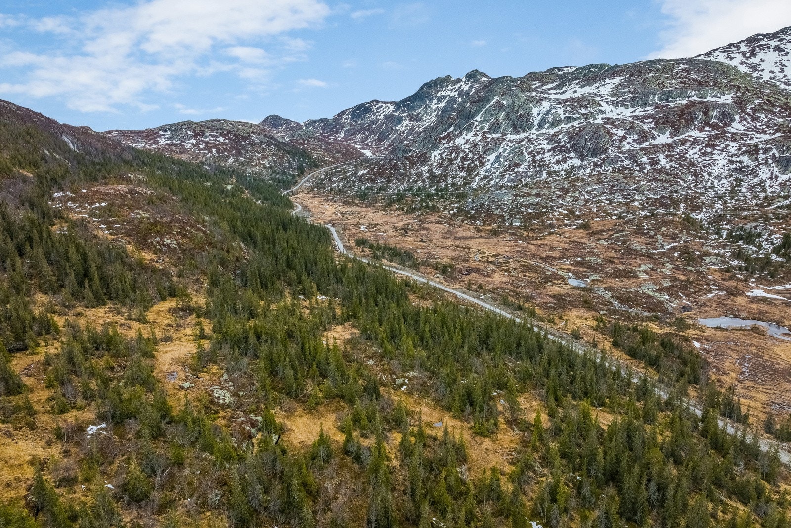 Dronefoto av Sløkjedalen hyttegrend per mai 2022 Galleribilde