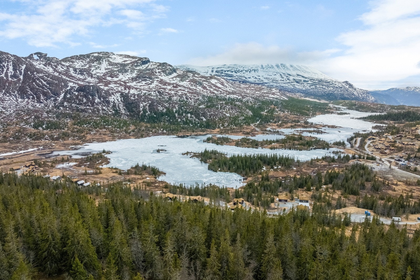 Dronefoto av Sløkjedalen hyttegrend per mai 2022 Galleribilde