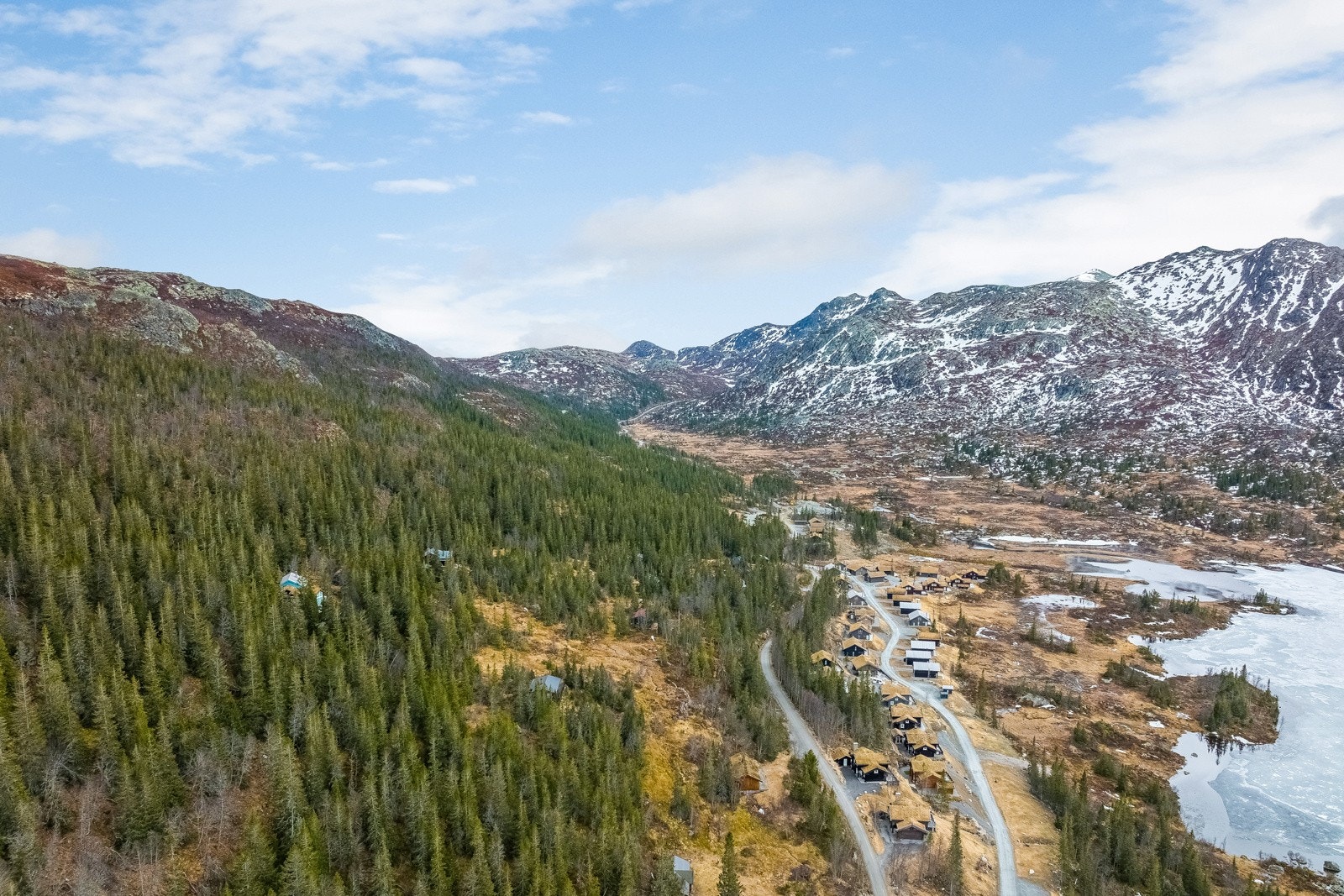 Dronefoto av Sløkjedalen hyttegrend per mai 2022 Galleribilde
